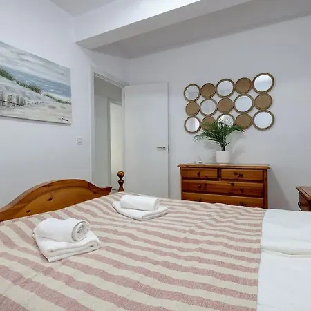 Modern & Vibrant, Urban Flat * 丰希罗拉